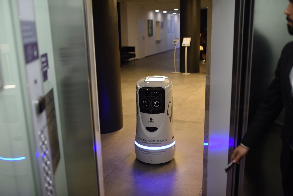 V OREA Hotelu Pyramida pomáhají personálu roboti